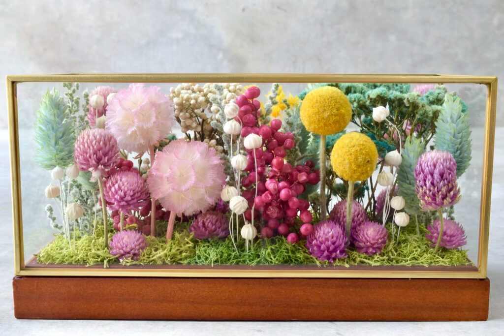 東京の花屋 叢屋Kusamurayaのドライフラワーインテリア雑貨。アンティーク調ガラスケース入りで、自宅用やギフト用に人気のアレンジメント。