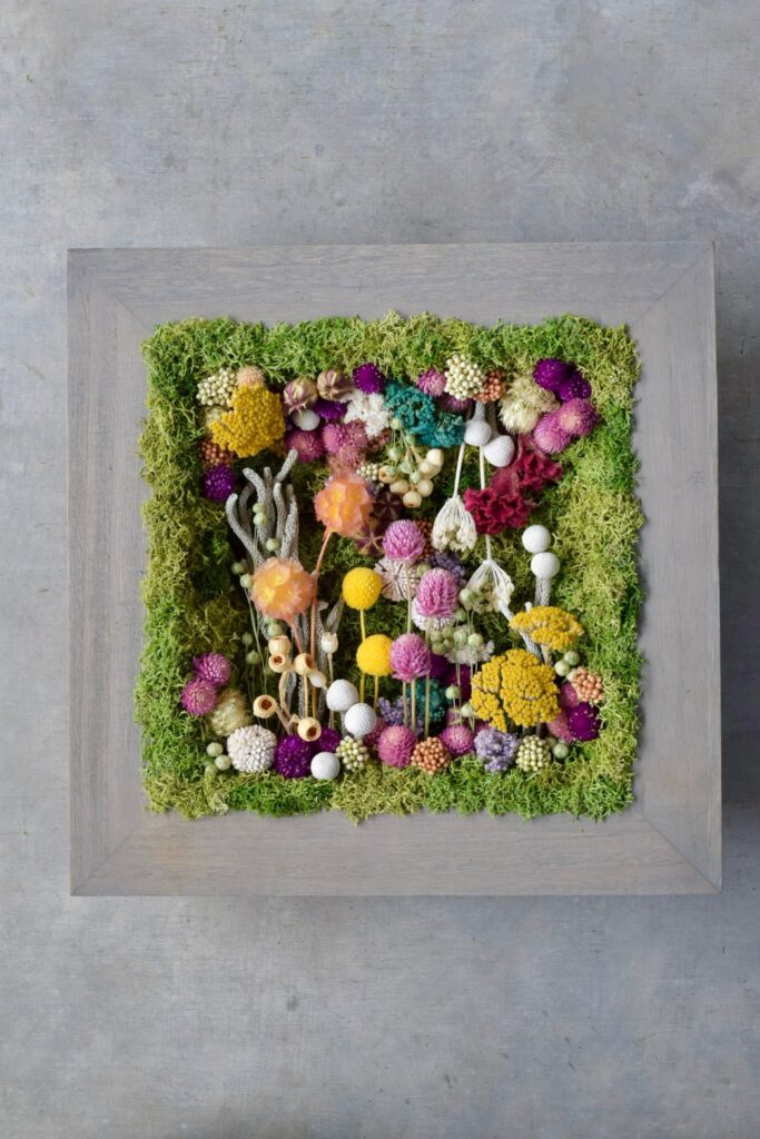 東京の花屋 叢屋Kusamurayaのドライフラワーインテリア雑貨。アンティーク調の木製フレームに、絵画をイメージしてデザインされた壁掛けタイプのドライフラワーインテリア。自宅用やギフト用として人気のアレンジメントです。