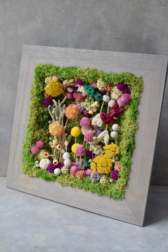 東京の花屋 叢屋Kusamurayaのドライフラワーインテリア雑貨。アンティーク調の木製フレームに、絵画をイメージしてデザインされた壁掛けタイプのドライフラワーインテリア。自宅用やギフト用として人気のアレンジメントです。