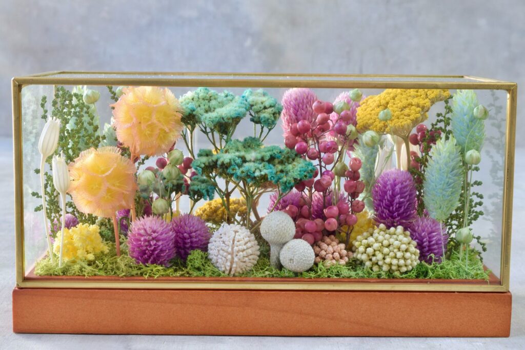 東京の花屋 叢屋Kusamurayaのドライフラワーインテリア雑貨。アンティーク調ガラスケース入りで、自宅用やギフト用に人気のアレンジメント。