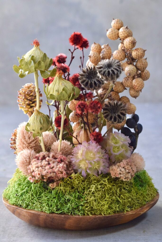 東京の花屋 叢屋Kusamurayaのドライフラワーインテリア雑貨。アンティーク調の木皿(ウッドプレート)を使った、自宅用やギフト用に人気のアレンジメント。