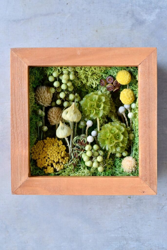 東京の花屋 叢屋Kusamurayaのドライフラワーインテリア雑貨。アンティーク調の木製フレーム入りで、自宅用やギフト用に人気のアレンジメント。