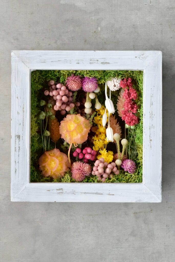 東京の花屋 叢屋Kusamurayaのドライフラワーインテリア雑貨。アンティーク調の木製フレーム入りで、自宅用やギフト用に人気のアレンジメント。