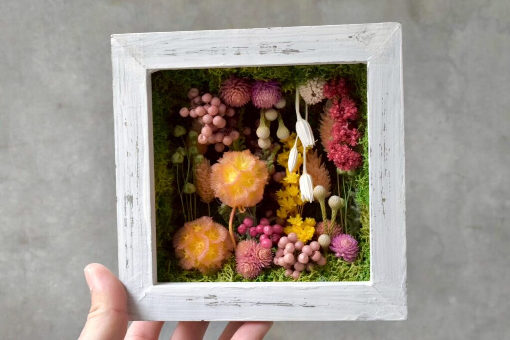 東京の花屋 叢屋Kusamurayaのドライフラワーインテリア雑貨。アンティーク調の木製フレーム入りで、自宅用やギフト用に人気のアレンジメント。