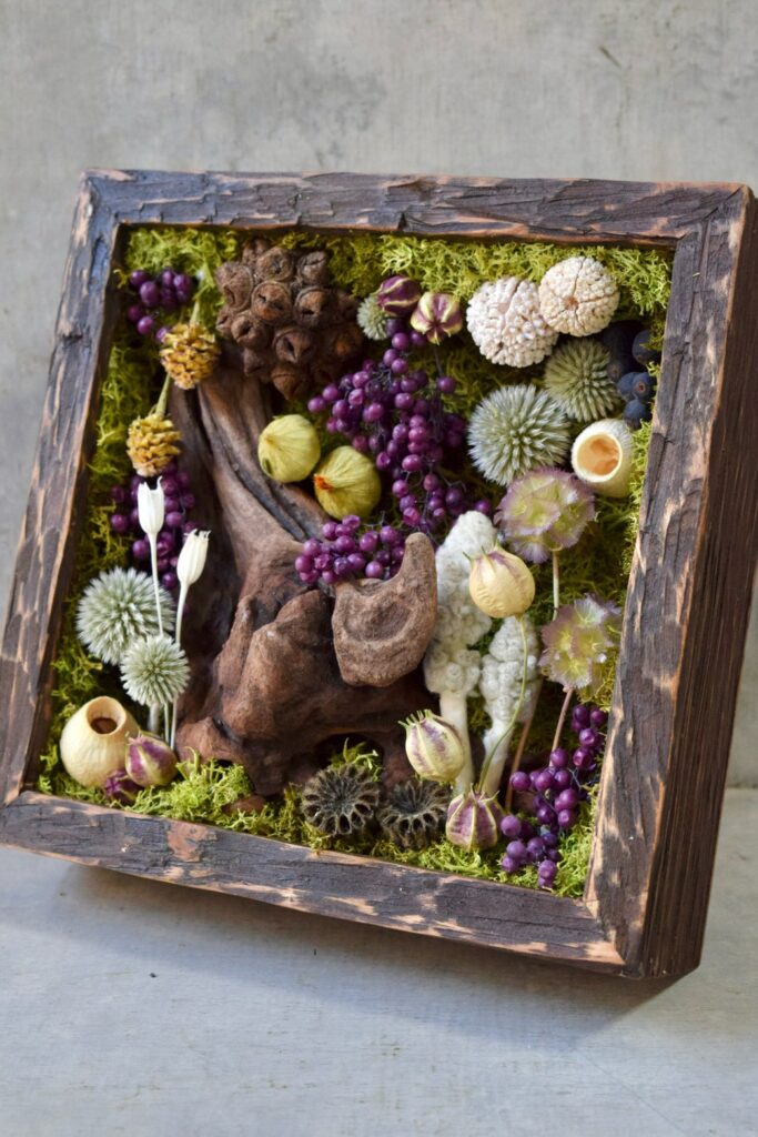 植物が群生して息づくような、不思議で奇妙な世界を閉じ込めた東京の花屋『叢屋kusamuraya』の植物インテリア。壁掛けに出来る立体装飾として楽しめるひと品。