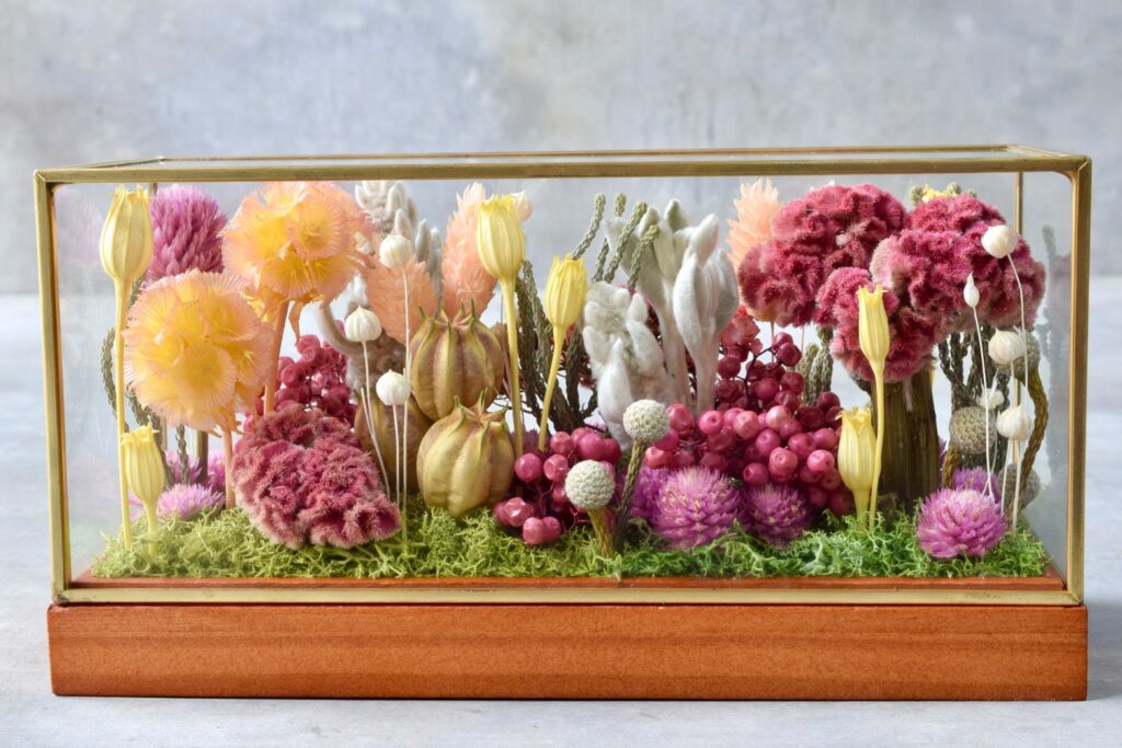 東京の花屋 叢屋Kusamurayaのドライフラワーインテリア雑貨。アンティーク調ガラスケース入りで、自宅用やギフト用に人気のアレンジメント。
