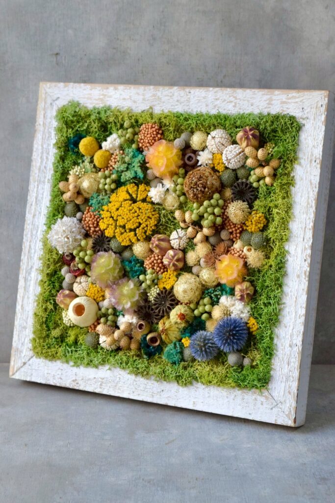 東京の花屋 叢屋Kusamurayaのドライフラワーインテリア雑貨。アンティーク調の木製フレームに、絵画をイメージしてデザインされた壁掛けタイプのドライフラワーインテリア。自宅用やギフト用として人気のアレンジメントです。