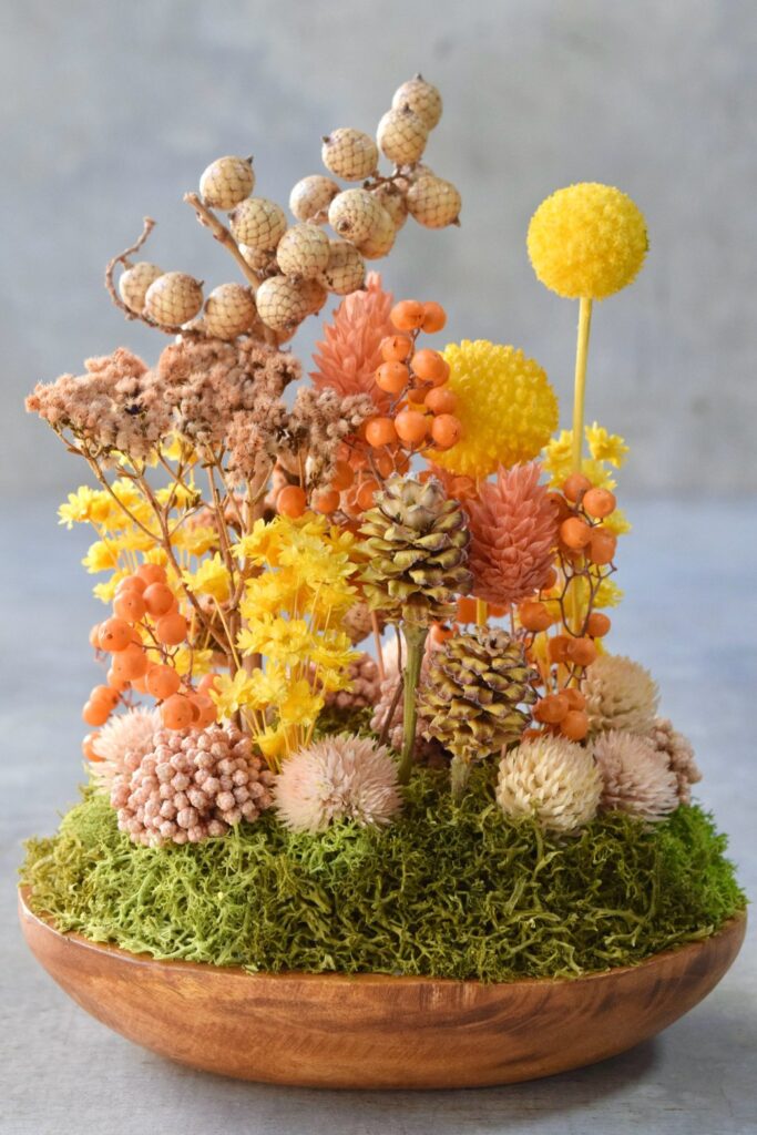 東京の花屋 叢屋Kusamurayaのドライフラワーインテリア雑貨。アンティーク調の木皿(ウッドプレート)を使った、自宅用やギフト用に人気のアレンジメント。