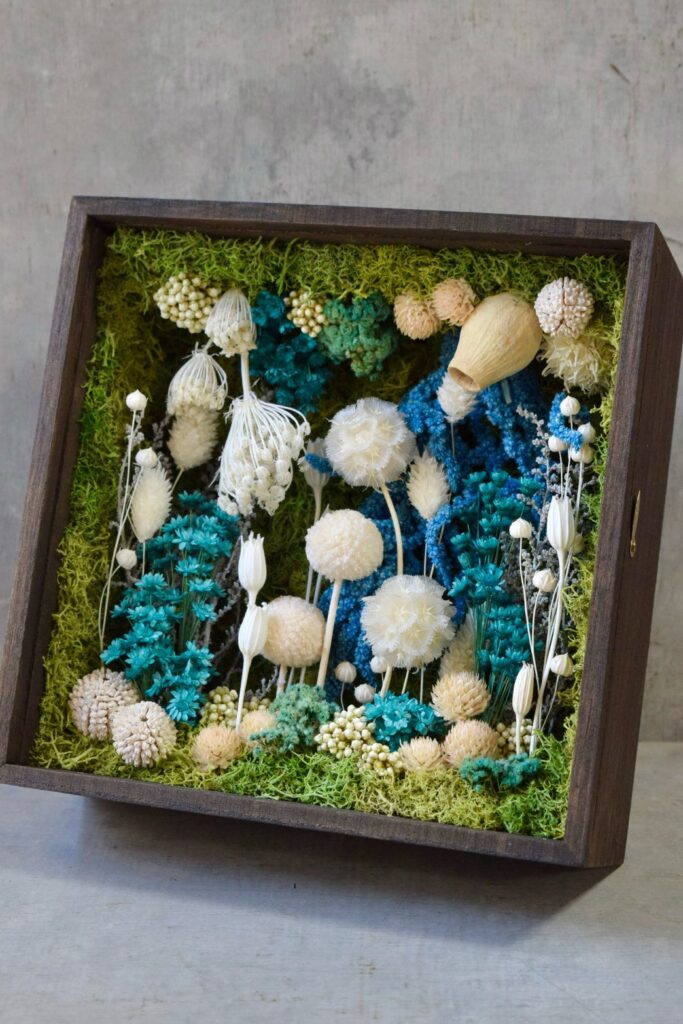 東京の花屋 叢屋Kusamurayaのドライフラワーインテリア雑貨。アンティーク調の木製フレーム(ウッドボックス)を使った、自宅用やギフト用に人気のアレンジメント。