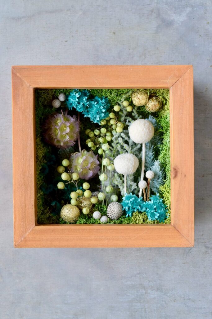 東京の花屋 叢屋Kusamurayaのドライフラワーインテリア雑貨。アンティーク調の木製フレーム入りで、自宅用やギフト用に人気のアレンジメント。