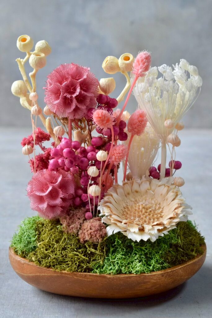 東京の花屋 叢屋Kusamurayaのドライフラワーインテリア雑貨。アンティーク調の木皿(ウッドプレート)を使った、自宅用やギフト用に人気のアレンジメント。