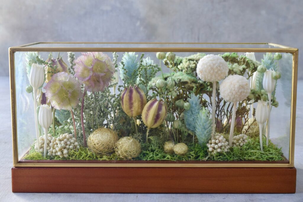 東京の花屋 叢屋Kusamurayaのドライフラワーインテリア雑貨。アンティーク調ガラスケース入りで、自宅用やギフト用に人気のアレンジメント。