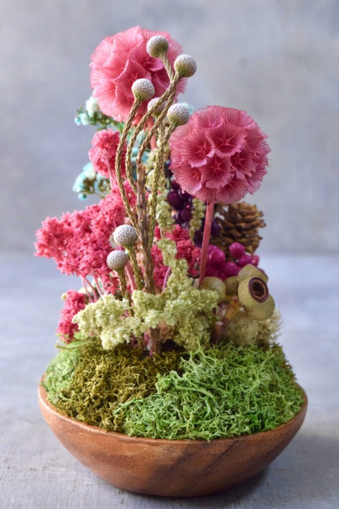 東京の花屋 叢屋Kusamurayaのドライフラワーインテリア雑貨。アンティーク調の木皿(ウッドプレート)を使った、自宅用やギフト用に人気のアレンジメント。