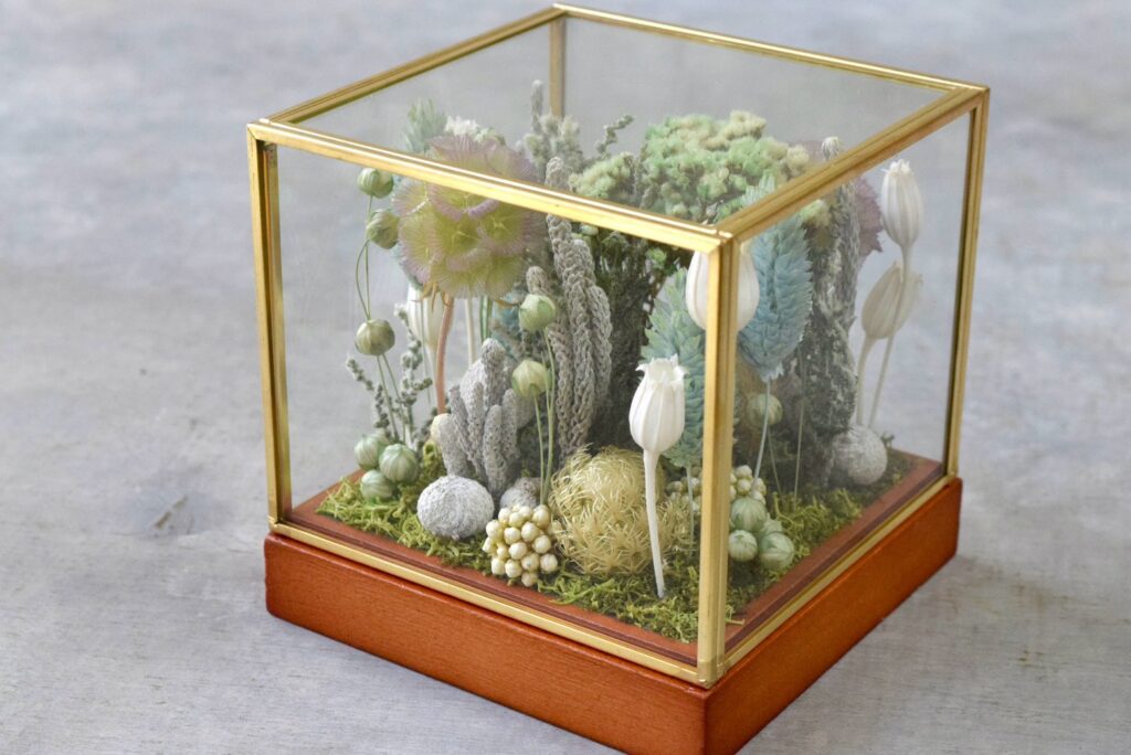 東京の花屋 叢屋Kusamurayaのドライフラワーインテリア雑貨。アンティーク調ガラスケース入りで、自宅用やギフト用に人気のアレンジメント。