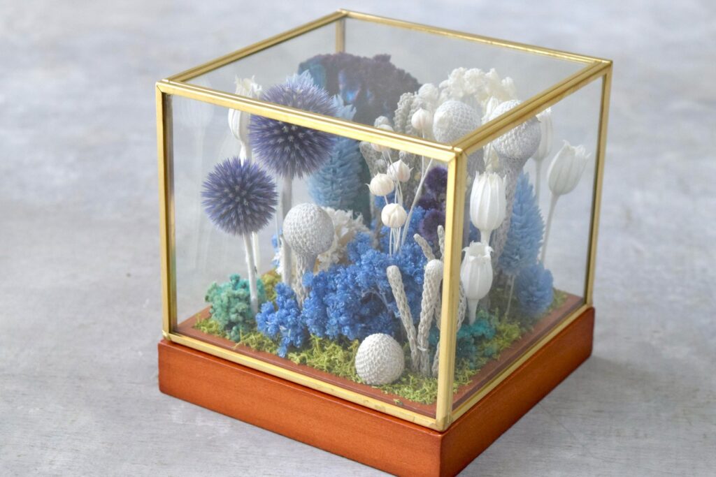 東京の花屋 叢屋Kusamurayaのドライフラワーインテリア雑貨。アンティーク調ガラスケース入りで、自宅用やギフト用に人気のアレンジメント。