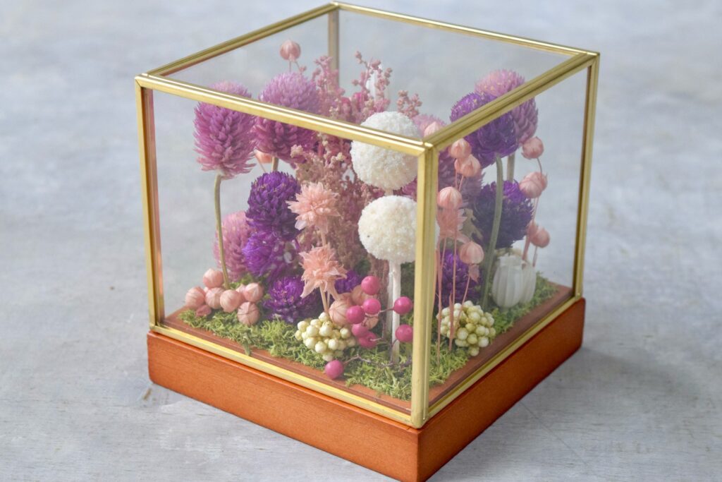 東京の花屋 叢屋Kusamurayaのドライフラワーインテリア雑貨。アンティーク調ガラスケース入りで、自宅用やギフト用に人気のアレンジメント。