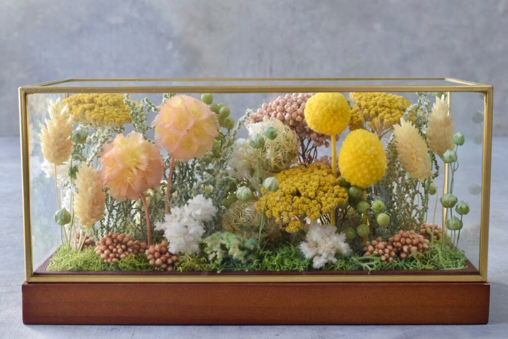 東京の花屋 叢屋Kusamurayaのドライフラワーインテリア雑貨。アンティーク調ガラスケース入りで、自宅用やギフト用に人気のアレンジメント。