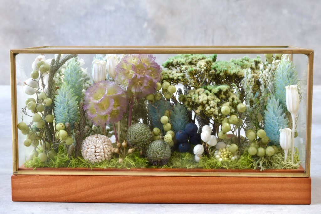 東京の花屋 叢屋Kusamurayaのドライフラワーインテリア雑貨。アンティーク調ガラスケース入りで、自宅用やギフト用に人気のアレンジメント。