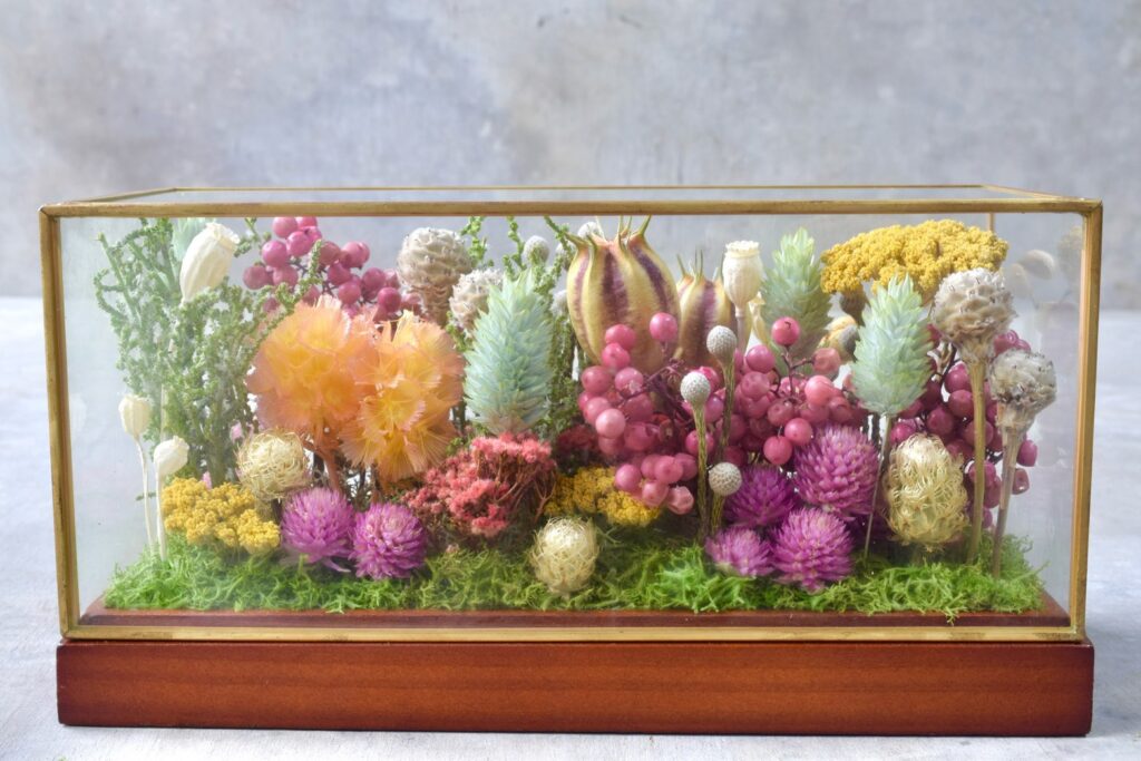 東京の花屋 叢屋Kusamurayaのドライフラワーインテリア雑貨。アンティーク調ガラスケース入りで、自宅用やギフト用に人気のアレンジメント。