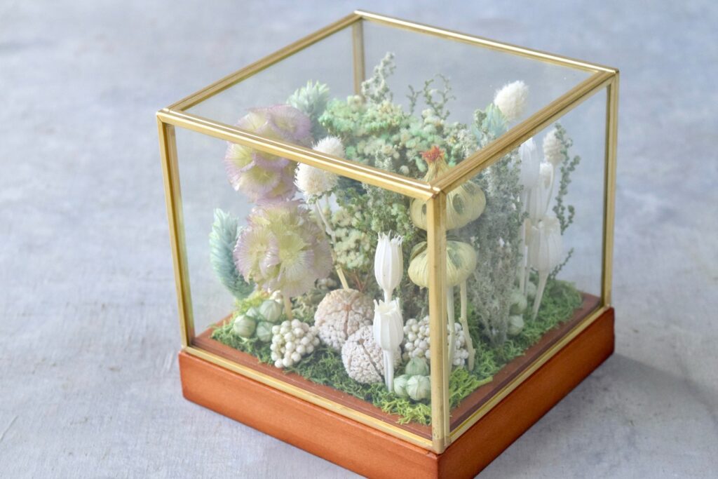 東京の花屋 叢屋Kusamurayaのドライフラワーインテリア雑貨。アンティーク調ガラスケース入りで、自宅用やギフト用に人気のアレンジメント。