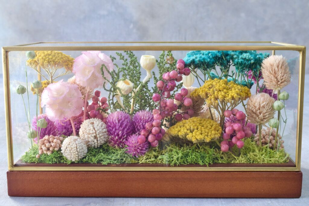 東京の花屋 叢屋Kusamurayaのドライフラワーインテリア雑貨。アンティーク調ガラスケース入りで、自宅用やギフト用に人気のアレンジメント。