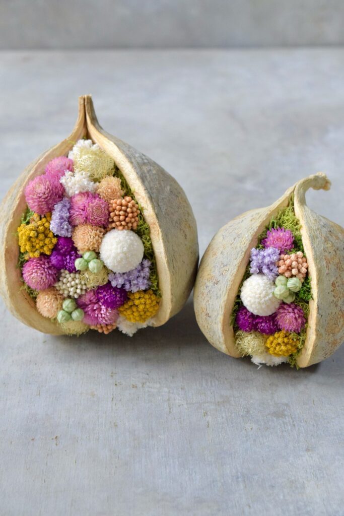 東京の花屋『叢屋kusamuraya』が手がける幸福をもたらすと言われる縁起物のブッダナッツを器にしたドライフラワーアレンジ