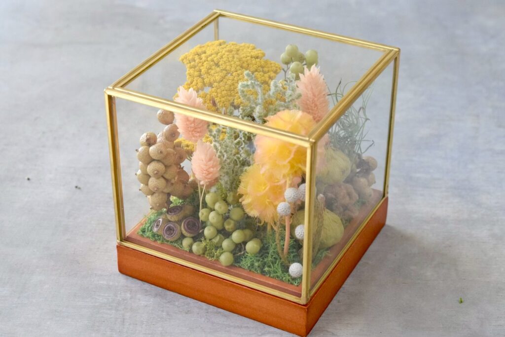 東京の花屋 叢屋Kusamurayaのドライフラワーインテリア雑貨。アンティーク調ガラスケース入りで、自宅用やギフト用に人気のアレンジメント。