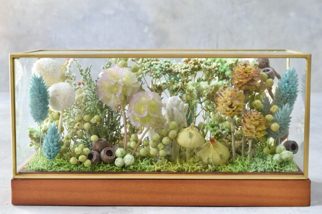 東京の花屋 叢屋Kusamurayaのドライフラワーインテリア雑貨。アンティーク調ガラスケース入りで、自宅用やギフト用に人気のアレンジメント。