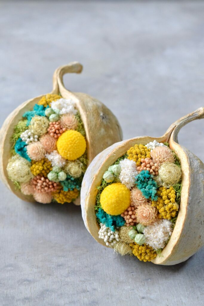 東京の花屋『叢屋kusamuraya』が手がける幸福をもたらすと言われる縁起物のブッダナッツを器にしたドライフラワーアレンジ