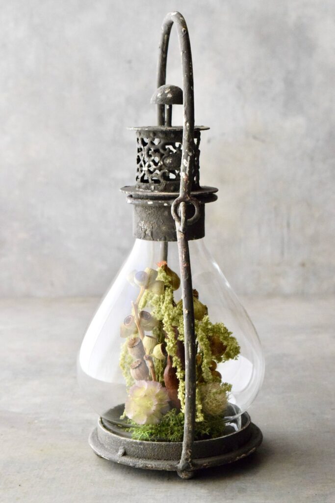 叢屋が手がけるシャビーな風合いのランタン内部にドライフラワーが詰まったボタニカルインテリア。