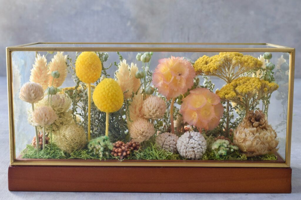 東京の花屋 叢屋Kusamurayaのドライフラワーインテリア雑貨。アンティーク調ガラスケース入りで、自宅用やギフト用に人気のアレンジメント。