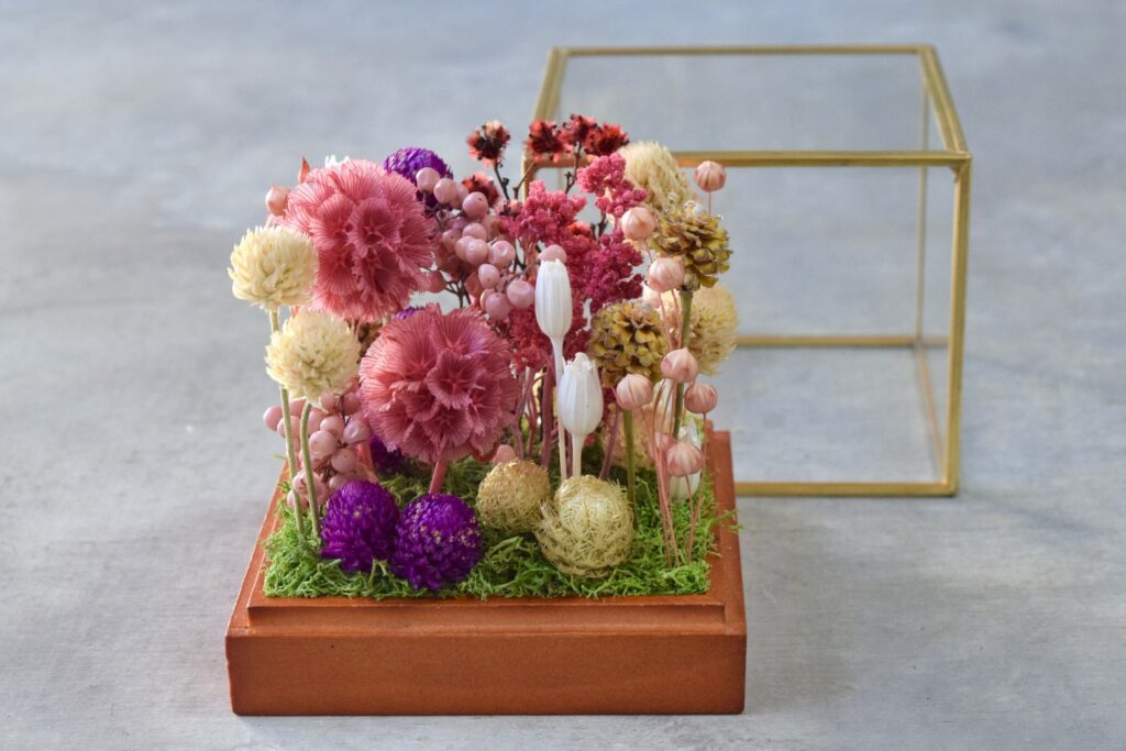 東京の花屋 叢屋Kusamurayaのドライフラワーインテリア雑貨。アンティーク調ガラスケース入りで、自宅用やギフト用に人気のアレンジメント。