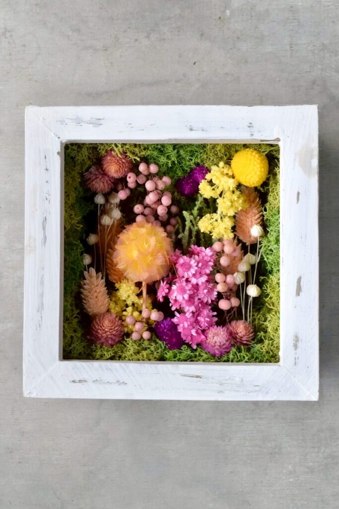 東京の花屋 叢屋Kusamurayaのドライフラワーインテリア雑貨。アンティーク調の木製フレーム入りで、自宅用やギフト用に人気のアレンジメント。