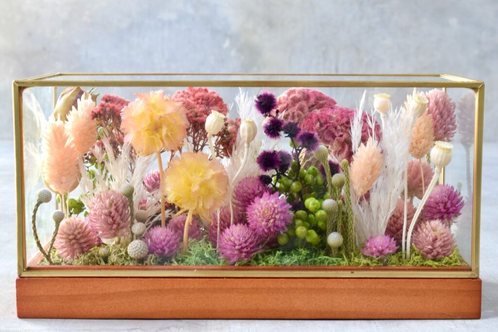 東京の花屋 叢屋Kusamurayaのドライフラワーインテリア雑貨。アンティーク調ガラスケース入りで、自宅用やギフト用に人気のアレンジメント。