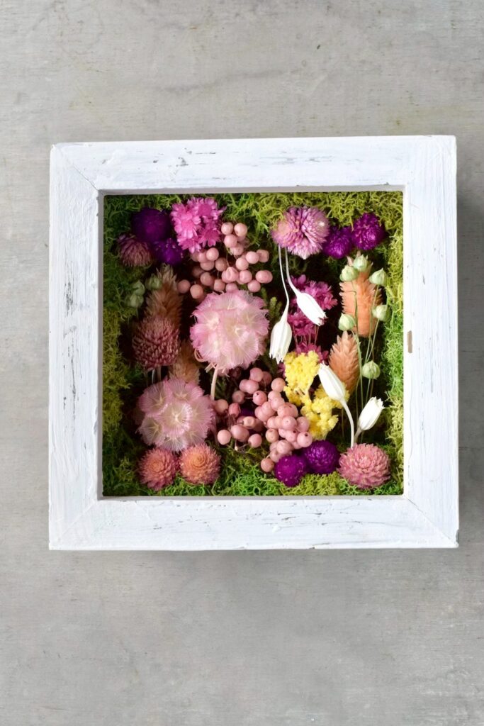 東京の花屋 叢屋Kusamurayaのドライフラワーインテリア雑貨。アンティーク調の木製フレーム入りで、自宅用やギフト用に人気のアレンジメント。