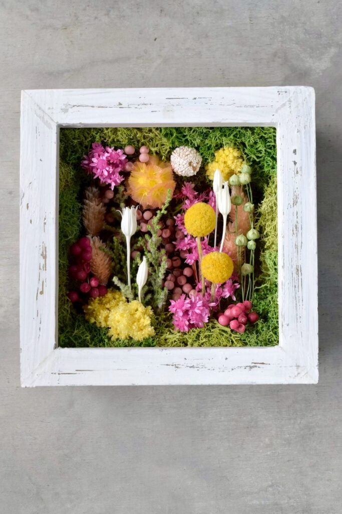 東京の花屋 叢屋Kusamurayaのドライフラワーインテリア雑貨。アンティーク調の木製フレーム入りで、自宅用やギフト用に人気のアレンジメント。