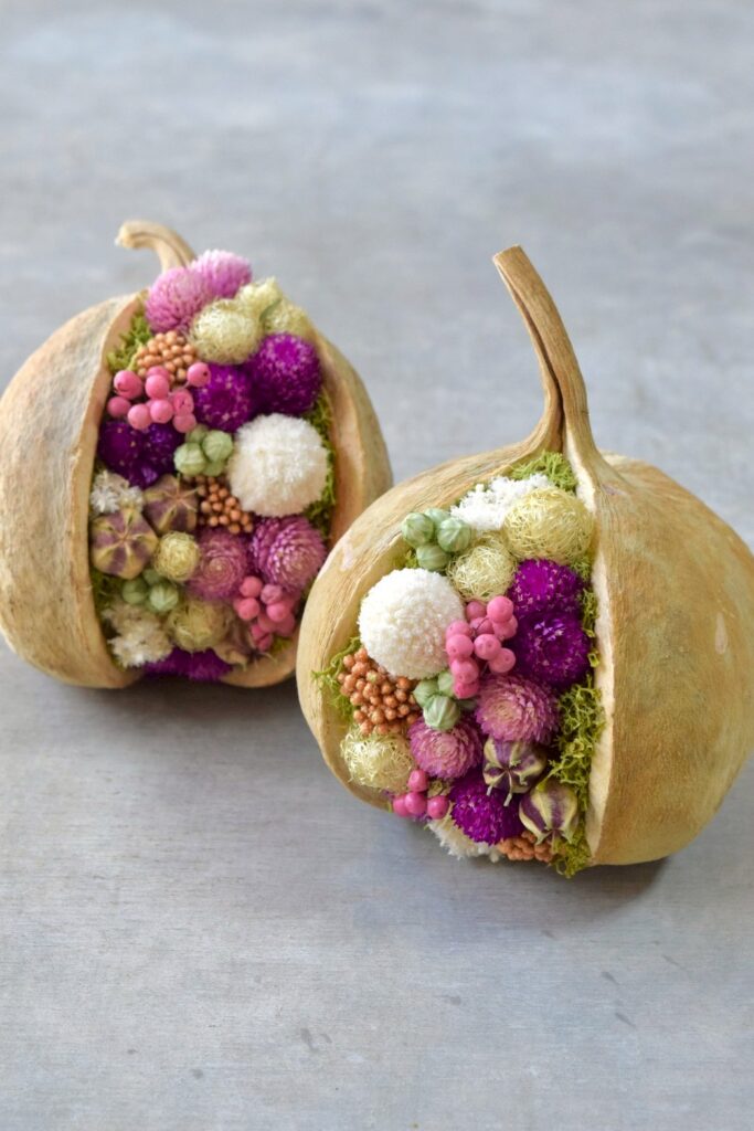 幸福をもたらすと言われる縁起物のブッダナッツを器にしたドライフラワーアレンジ