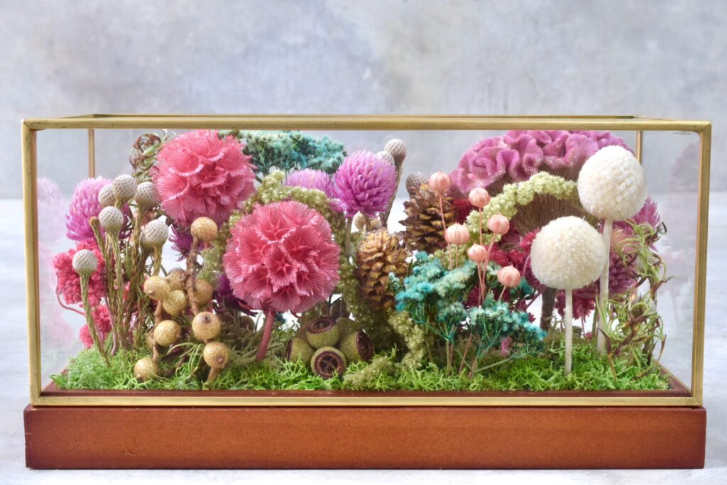 東京の花屋 叢屋Kusamurayaのドライフラワーインテリア雑貨。アンティーク調ガラスケース入りで、自宅用やギフト用に人気のアレンジメント。