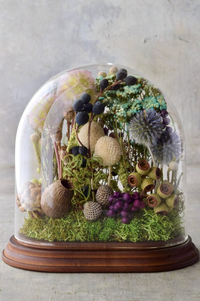 東京の花屋 叢屋Kusamurayaのドライフラワーインテリア雑貨。アンティーク調のドーム型ケースに、植物標本をイメージしてデザインされたドライフラワーインテリア。自宅用やギフト用として人気のアレンジメントです。