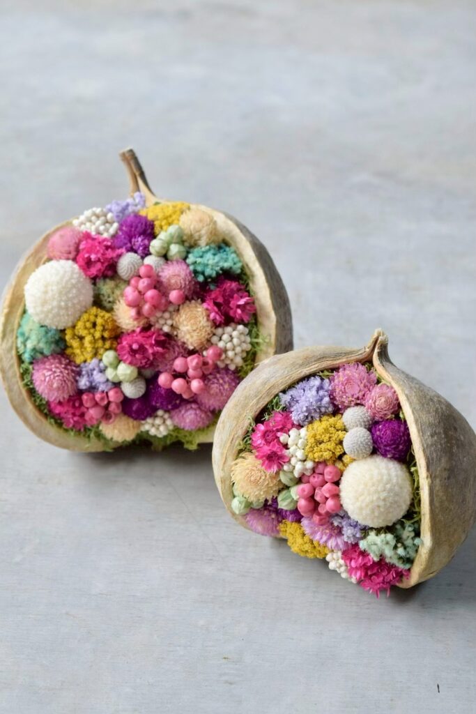 東京の花屋『叢屋kusamuraya』が手がける幸福をもたらすと言われる縁起物のブッダナッツを器にしたドライフラワーアレンジ