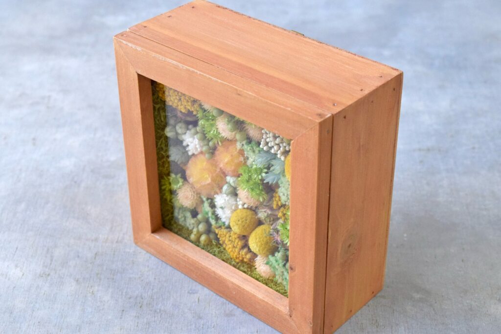 森の奥でひっそりと息づいているような、小さな植物の世界。東京の花屋『叢屋kusamuraya』が手がける、ナチュラルカラーのウッドボックス植物インテリア。