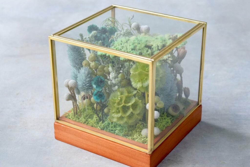 東京の花屋 叢屋Kusamurayaのドライフラワーインテリア雑貨。アンティーク調ガラスケース入りで、自宅用やギフト用に人気のアレンジメント。