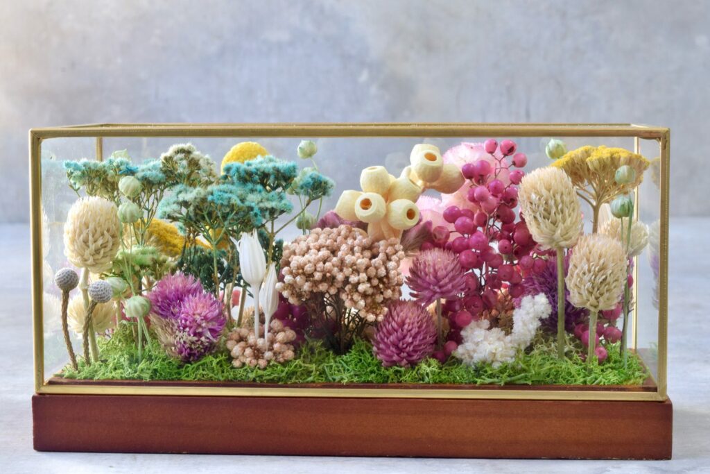 東京の花屋 叢屋Kusamurayaのドライフラワーインテリア雑貨。アンティーク調ガラスケース入りで、自宅用やギフト用に人気のアレンジメント。