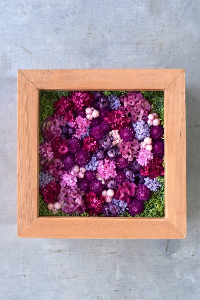森の奥でひっそりと息づいているような、小さな植物の世界。東京の花屋『叢屋kusamuraya』が手がける、ナチュラルカラーのウッドボックス植物インテリア。