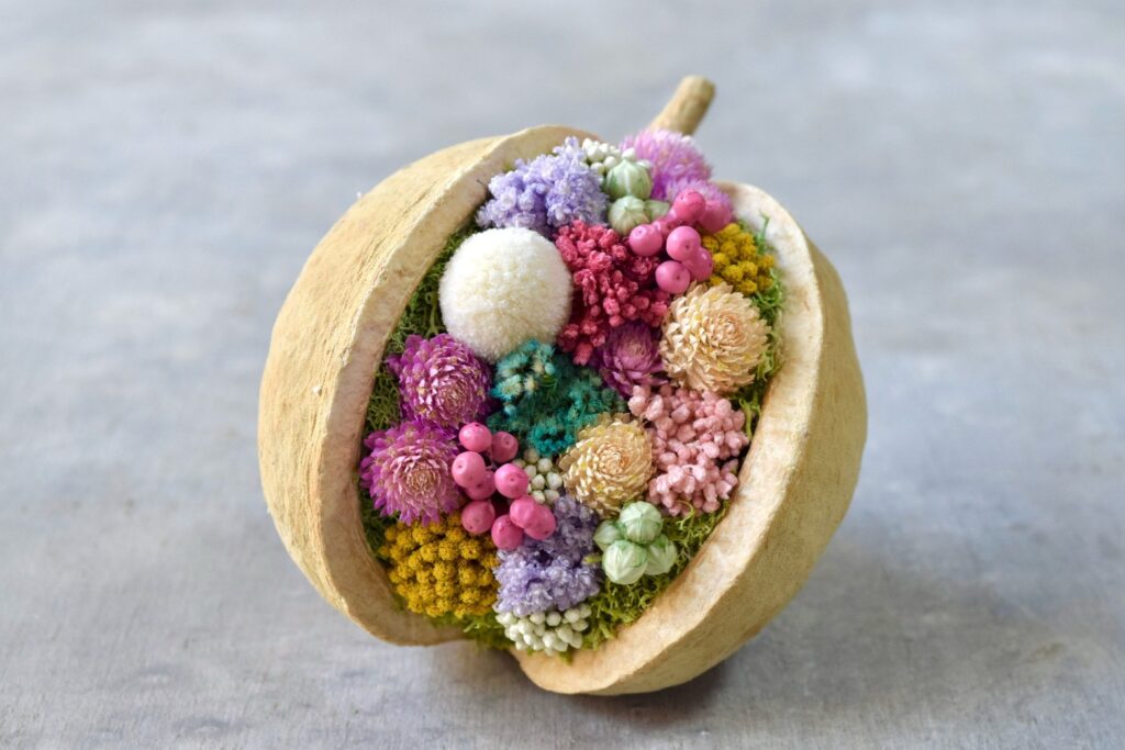 東京の花屋。幸福をもたらすと言われる縁起物のブッダナッツを器にした叢屋Kusamurayaドライフラワーアレンジ 誕生日・記念日ギフトや自宅インテリアにおすすめ。