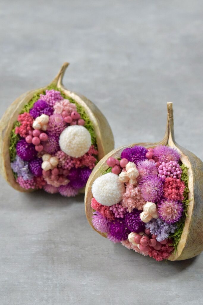 東京の花屋『叢屋kusamuraya』が手がける幸福をもたらすと言われる縁起物のブッダナッツを器にしたドライフラワーアレンジ