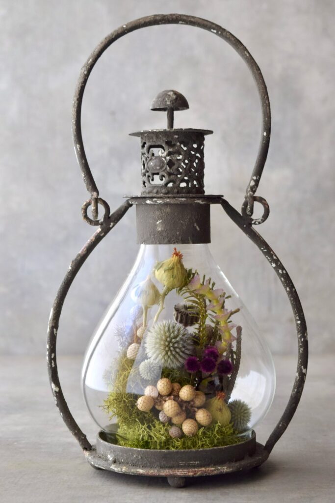 東京の花屋「叢屋Kusamuraya」のドライフラワーと流木を組み合わせたインテリア雑貨。自宅の装飾やギフトに人気のアレンジメント。