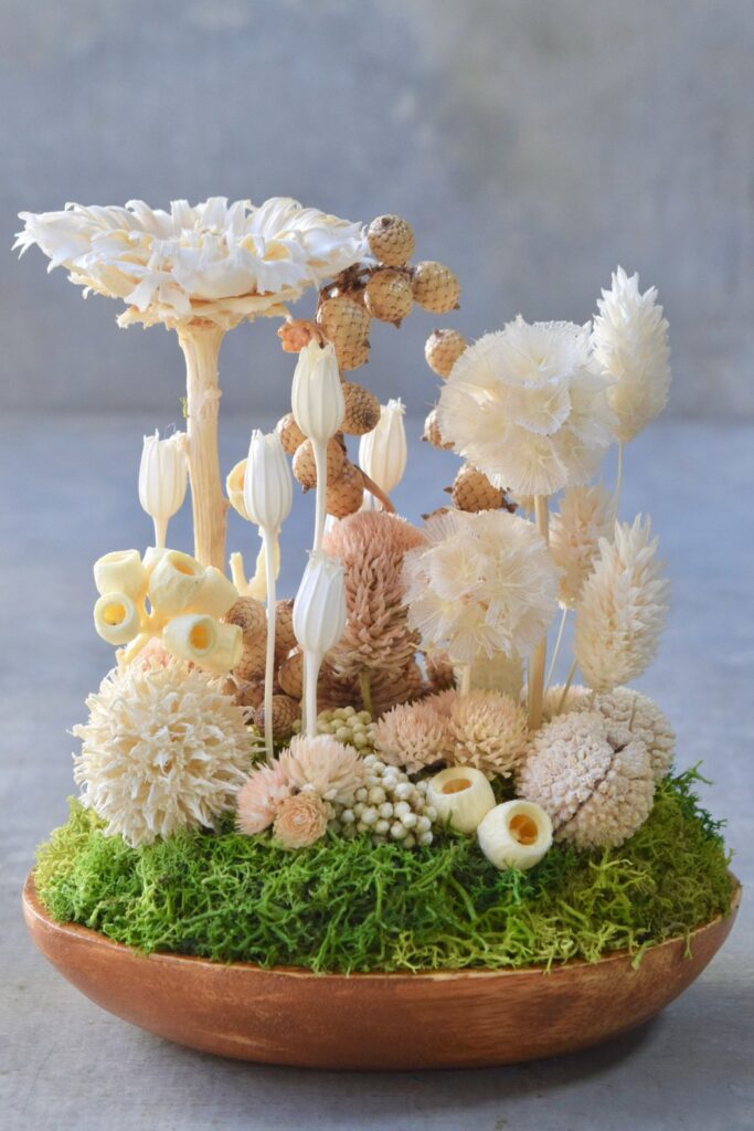 東京の花屋 叢屋Kusamurayaのドライフラワーインテリア雑貨。アンティーク調の木皿(ウッドプレート)を使った、自宅用やギフト用に人気のアレンジメント。