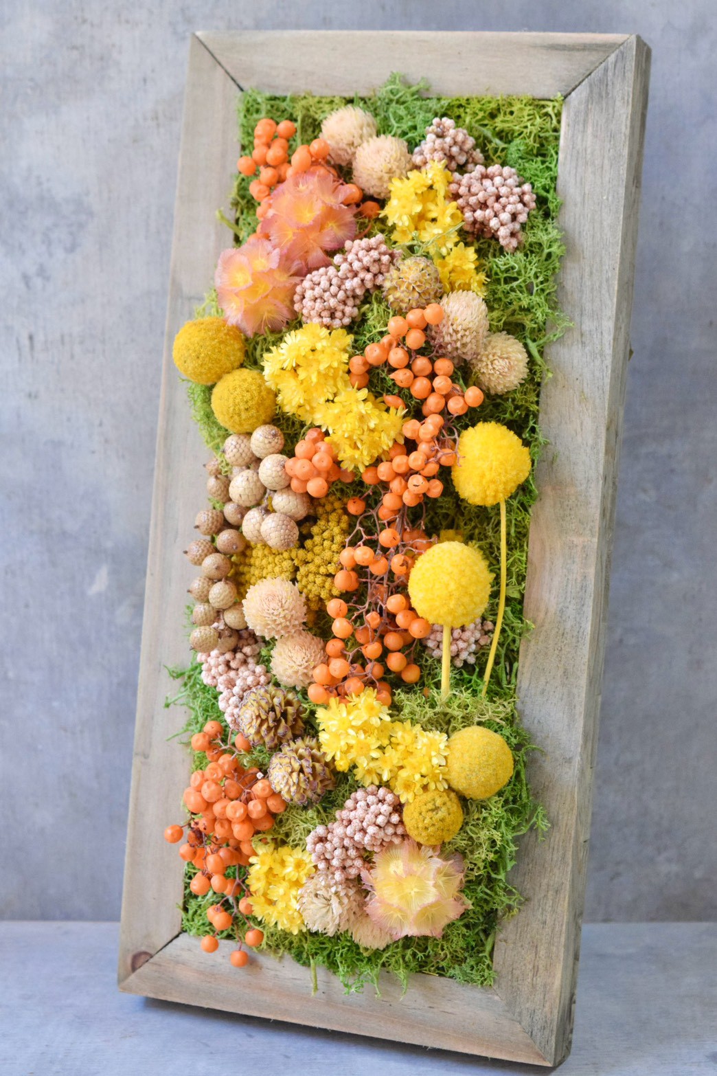 東京の花屋 叢屋Kusamurayaのドライフラワーインテリア雑貨。アンティーク調の木製フレームに、絵画をイメージしてデザインされた壁掛けタイプのドライフラワーインテリア。自宅用やギフト用として人気のアレンジメントです。