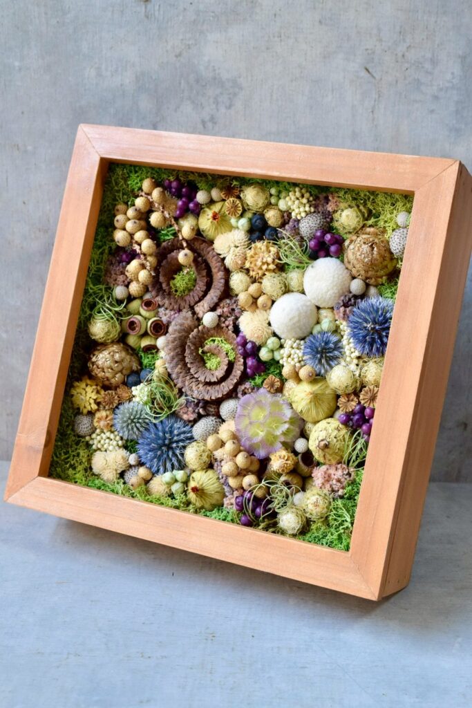 東京の花屋 叢屋Kusamurayaのドライフラワーインテリア雑貨。アンティーク調の木製フレーム(ウッドボックス)を使った、自宅用やギフト用に人気のアレンジメント。